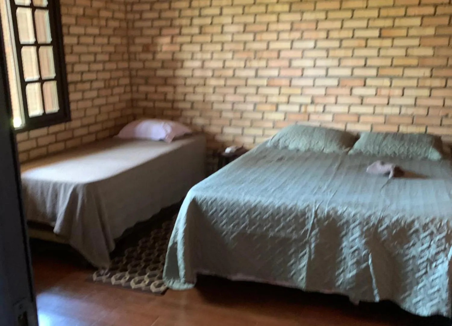 Contacts de Quarto Em Chale Rustico E Aconchegante